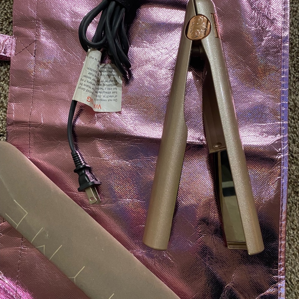 Tyme iron pro. used twice. No box includes heat sleeve. Adjustable temperature